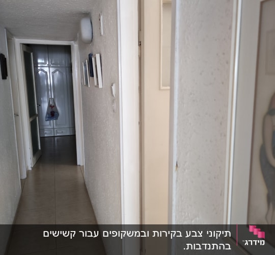 מסדרון עם דלת פתוחה וארון בסוף המסדרון